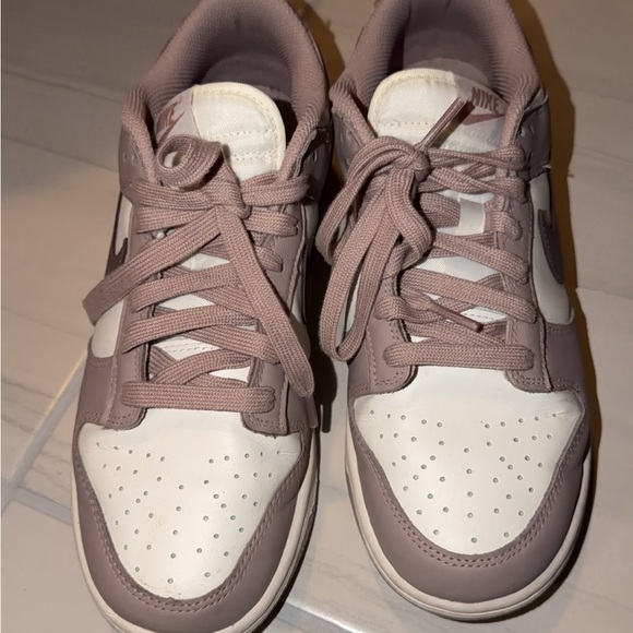 Women Nike Dunk - Picture 3 of 3